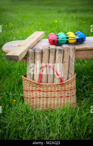 Boules colorate sulla panca in legno Foto Stock