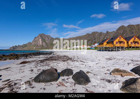 Lunga spiaggia bianca di Bleik villaggio di pescatori in Isola di Andøya Vesterålen, arcipelago, Norvegia Foto Stock