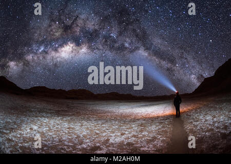 Una persona con proiettore osservando la Via Lattea su una chiara notte alla Valle de la Luna in San Pedro de Atacama, Cile. Foto Stock