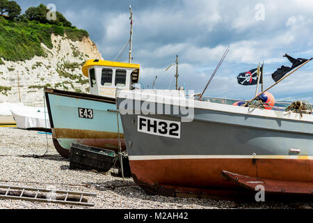 Barche sulla spiaggia a Sidmouth, DORSET REGNO UNITO Foto Stock