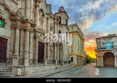 Arancione tramonto a piazza della cattedrale de L Avana o la Cattedrale di San Cristoforo costruita da pietre in stile barocco coloniale, si trova Foto Stock