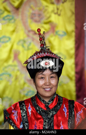 Cina. Pechino. Vestito come imperatrice nella Città Proibita. Foto Stock