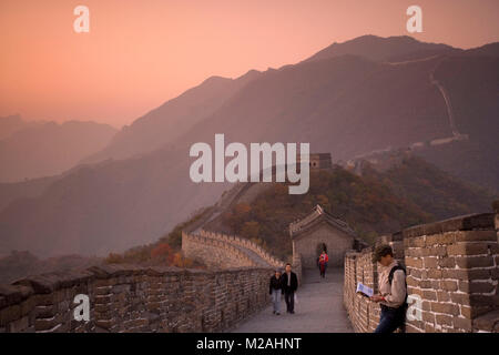 Cina. Mutianyu, nei pressi di Pechino. Il Grande Muro. UNESCO - Sito Patrimonio dell'umanità. I turisti. Foto Stock