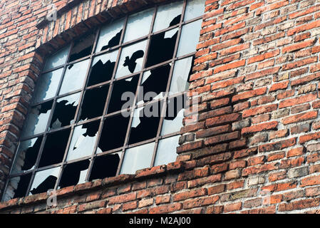 Vetro rotto in abbandonato casa vecchia Foto Stock