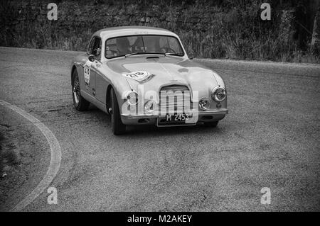 ASTON MARTIN DB 2 Vantage 1953 su una vecchia macchina da corsa nel rally Mille Miglia 2015 il famoso storico italiano della gara (1927-1957) il 15 maggio 2015 Foto Stock