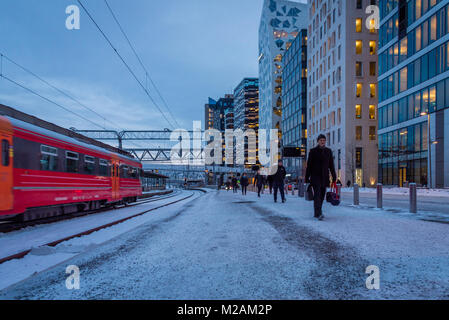 Stazione passando per il distretto di codici a barre, un nuovo quartiere degli affari nel centro di Oslo Norvegia Foto Stock