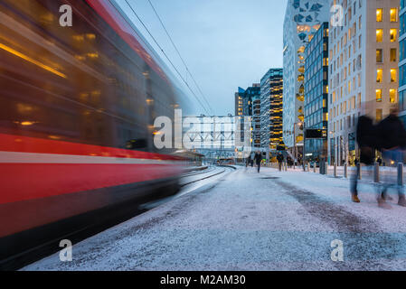 Stazione passando per il distretto di codici a barre, un nuovo quartiere degli affari nel centro di Oslo Norvegia Foto Stock