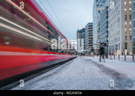 Stazione passando per il distretto di codici a barre, un nuovo quartiere degli affari nel centro di Oslo Norvegia Foto Stock