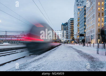 Stazione passando per il distretto di codici a barre, un nuovo quartiere degli affari nel centro di Oslo Norvegia Foto Stock