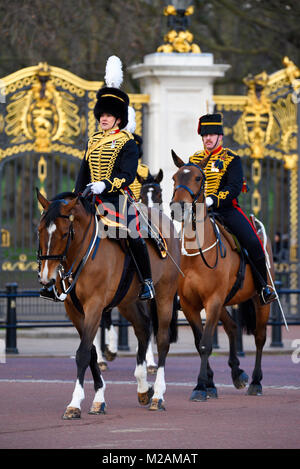 Kings truppa Royal horse riding artiglieria passato Buckingham Palace a Londra a seguito di una pistola reale di salute nel verde parco. Ufficiali Foto Stock