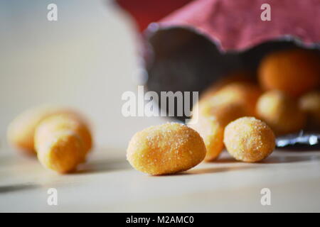 Qualsiasi chiuso e aperto arachidi giacciono su di un tavolo di legno. Foto Stock