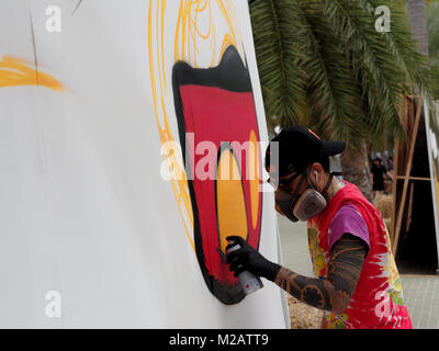 PATTAYA, Tailandia - 3 febbraio 2017: un artista di strada facendo arte di strada Foto Stock