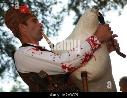 La gente nei tradizionali costumi folk del Folklore Nazionale in fiera Koprivshtica Foto Stock