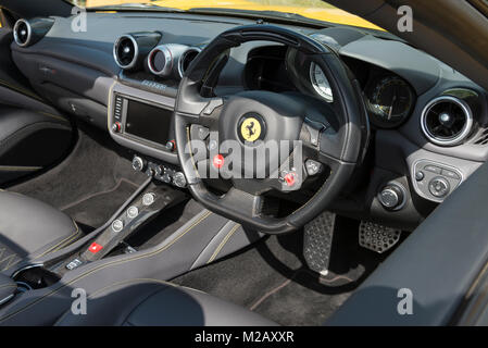 Un giallo Ferrari F1 California nella foto al trasporto di Newport Bridge, Galles del Sud e in Gwent livelli tra Newport e a Cardiff, nel Galles del Sud. © Foto Stock