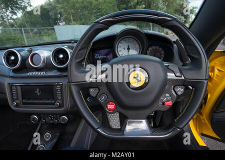 Un giallo Ferrari F1 California nella foto al trasporto di Newport Bridge, Galles del Sud e in Gwent livelli tra Newport e a Cardiff, nel Galles del Sud. © Foto Stock