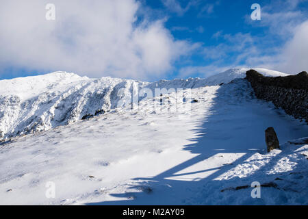 Vista di Snow capped Mount Snowdon e la cresta sud da Rhyd Ddu percorso in inverno nel Parco Nazionale di Snowdonia (Eryri). Rhyd Ddu Gwynedd Wales UK Gran Bretagna Foto Stock