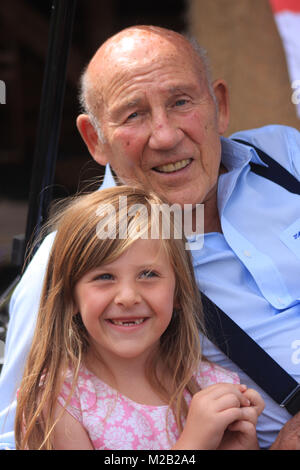 Sir Stirling Moss OBE in posa per una fotografia con un giovane fan a Shelsley Walsh hill climb in 2014 Foto Stock