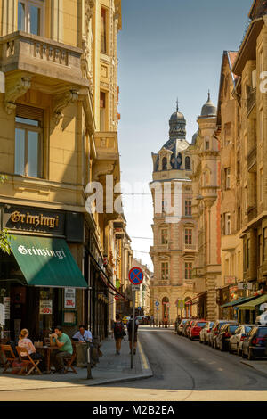 Irányi street nel centro di Budapest, street cafe Foto Stock