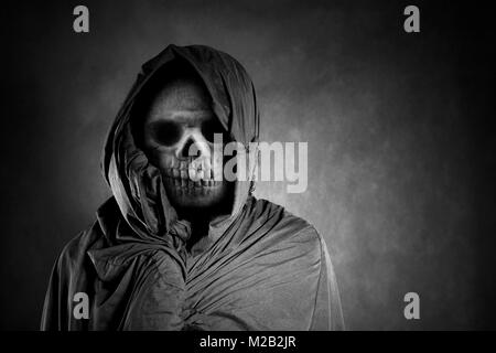 Grim Reaper nel buio Foto Stock