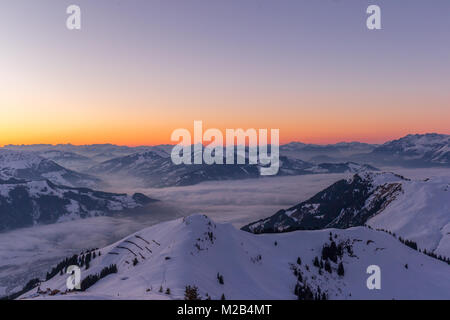 Crepuscolo presso Austriaca Mountain Range vicino a Kitzbuehel Foto Stock