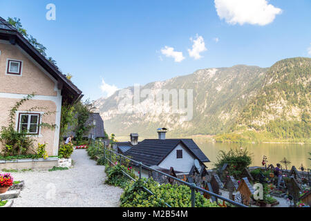 HALLSTATT, Austria - 14 settembre 2016 : Paesaggio Hallstatt village vista da Beinhaus Ossario giardino, noto anche come casa di osso, con ico storico Foto Stock