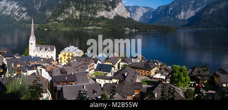 HALLSTATT, Austria - 14 settembre 2016 : paesaggio panoramico vista di Hallstatt villaggio con fantasia case di montagna e la chiesa da Hallstatt lago tra Foto Stock