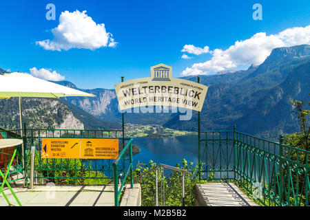 HALLSTATT, Austria - 14 settembre 2016 : Il Patrimonio Mondiale piattaforma di visualizzazione Skywalk è altamente spettacolare vista del lago Hallstatt (Hallstatter vedere) am Foto Stock