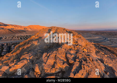 Sunrise luce su Lone picco di montagna nel nord-ovest di Las Vegas in Nevada. Foto Stock