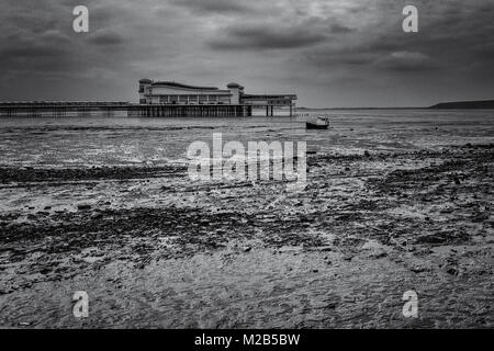 Weston Super Mare pier e la spiaggia in bianco e nero su una noiosa giornata d'estate Foto Stock