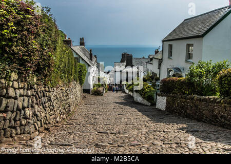 Strada principale di Clovelly voce giù per la collina ripida fino al porto Foto Stock