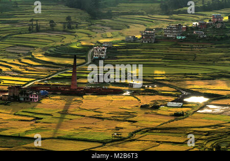 Una vista di una fabbrica di mattoni durante l'estate. In estate il tempo fabbriche di mattoni in Nepal non vengono azionati a causa di inaspettata pioggia che può danneggiare il mattone di fango. Foto Stock