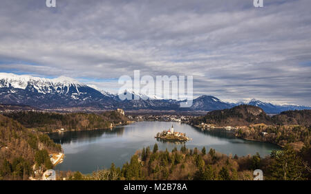 Il lago di Bled e della sua isola, castello di Bled e Bled e la torta di panna - rendere i vostri desideri si avverino gustando una perfetta esperienza nel cuore delle Alpi. Foto Stock