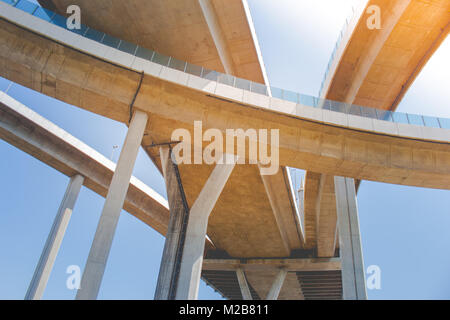 Ponte di anelli industriale o Bhumibol Bridge è calcestruzzo strada bivio e interscambio cavalcavia e attraversare il fiume Chao Phraya, Thailandia. Foto Stock