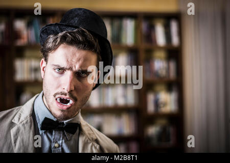 Chiudere i giovani bello vampiro bianco con il nero Top Hat Foto Stock