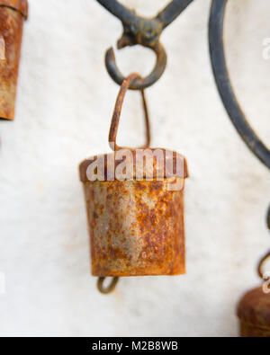 Close up di rusty campane su un fatto a mano metallo wind chime Foto Stock