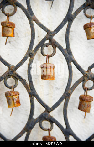 Close up di rusty campane su un fatto a mano metallo wind chime Foto Stock