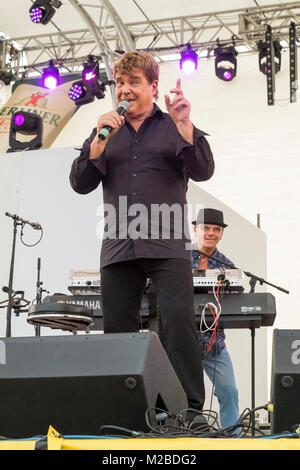 Frank Schöbel & Band beim radioB2 Schlagerolymp im Freizeit und Erholungspark Lübars. Foto Stock