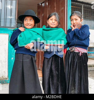 Tungurahua, Ecuador - Dic 20, 2017: giovani indigeni ecuadoriana studentesse posano per una foto al di fuori della loro scuola Foto Stock