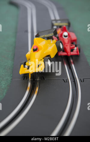 Le vetture in pista di una slot car racing game Foto Stock