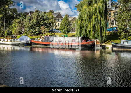 Una graziosa casa galleggiante, ormeggiato sul fiume in Cambridge Foto Stock