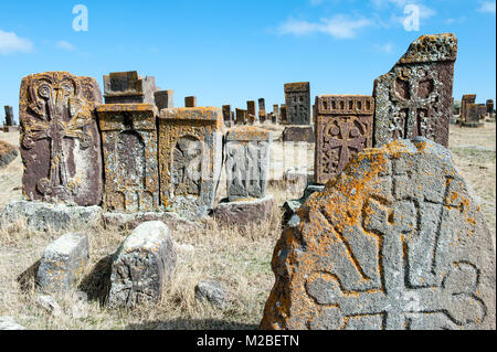 Un khachkar o croce armena-pietra scolpita, stele commemorativa portante una croce, motivi aggiuntivi come rosette, intrecci e motivi di botanica. Foto Stock