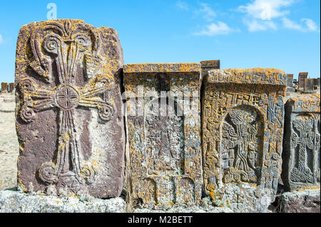 Un khachkar o croce armena-pietra scolpita, stele commemorativa portante una croce, motivi aggiuntivi come rosette, intrecci e motivi di botanica. Foto Stock