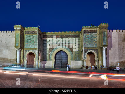 Night Shot di illuminata Bab Mansour Gate, Meknes, Marocco, Africa Foto Stock