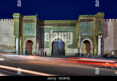 Night Shot di illuminata Bab Mansour Gate, Meknes, Marocco, Africa Foto Stock