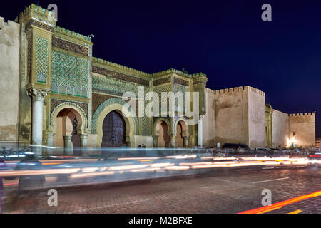 Night Shot di illuminata Bab Mansour Gate, Meknes, Marocco, Africa Foto Stock