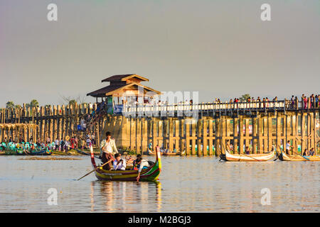 Amarapura: U-Bein ponte passerella in teak, Lago Taungthaman, barche , Mandalay Regione, Myanmar (Birmania) Foto Stock