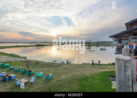 Amarapura: U-Bein ponte passerella in teak, Lago Taungthaman, barche , Mandalay Regione, Myanmar (Birmania) Foto Stock