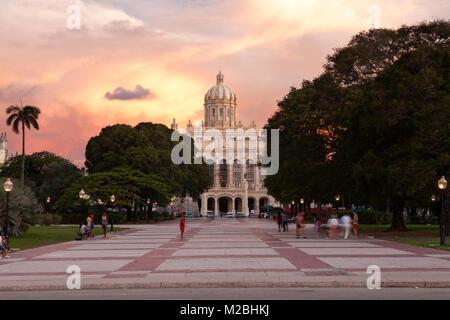 Il Museo della Rivoluzione è il primo Palazzo Presidenziale e Plaza 13 de Mazo a l'Avana, Cuba. Foto Stock