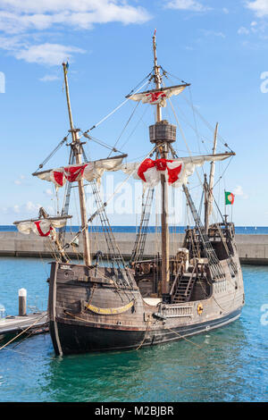 Madeira Portogallo Madeira Replica ormeggiata la nave dei pirati di mare costiero gite da Funchal a Cabo Girao per osservare i delfini e balene viaggi UE Foto Stock