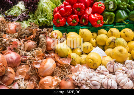 Bancarella di frutta e verdura nel Mercado dos Lavradores, il mercato coperto per i produttori di prodotti alimentari insulari, Funchal Madeira Portogallo UE Europa Foto Stock